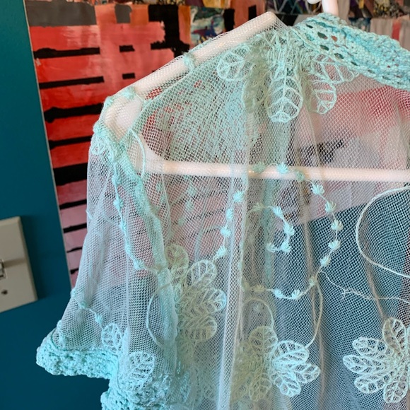 One7Six beautiful aqua see through lace crop top. - Picture 9 of 11